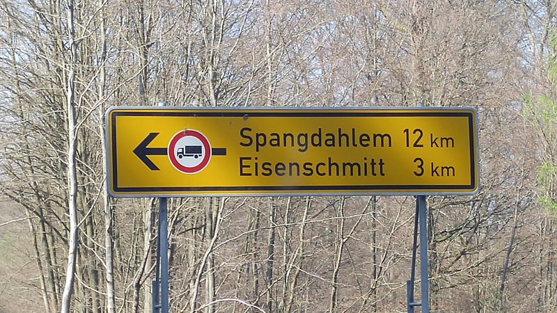 Getting closer ! The ‘No Trucks’ icon is a good sign of twisty roads to be enjoyed...